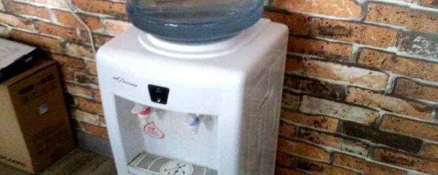 饮水机水桶有青苔怎么清洗视频(饮水机的桶里面的青苔怎么清洗)