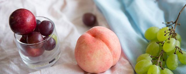 桃子可以和西瓜一起吃会中毒吗(西瓜和桃子能一起吃吗?是否会中毒?)