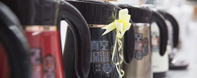榨汁机一般要充几个小时才可以充满电(小型榨汁机充电多久可以使用)