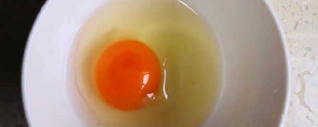 生鸡蛋里面有黑点是怎么回事(鸡蛋清有个黑色的点)