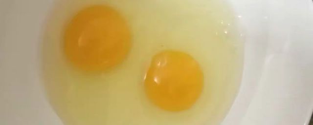 蛋清里有红色(蛋清变成红色的怎么回事)