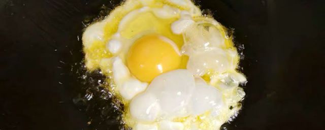 煎鸡蛋是热油还是凉油好(鸡蛋是冷油煎还是热油)