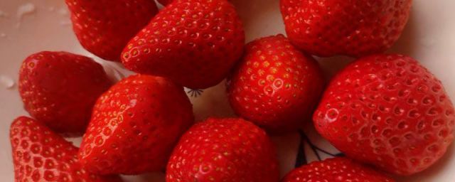 草莓是什么季节的水果 知乎(草莓是什么季节的水果一段话)