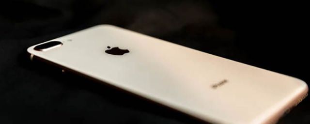 苹果8为什么对着脸屏幕就亮了(iphone8屏幕亮度低)