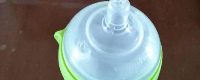 塑料奶瓶能用热水煮吗(婴儿塑料奶瓶可以沸水煮吗)