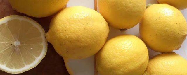 腌柠檬为什么有一层白白的霉(腌的柠檬发霉了下面的还可以吃吗?)