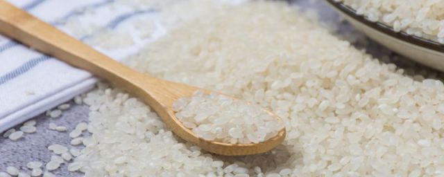 大米放在塑料袋保存可以吃吗(大米储存多久不可以食用)